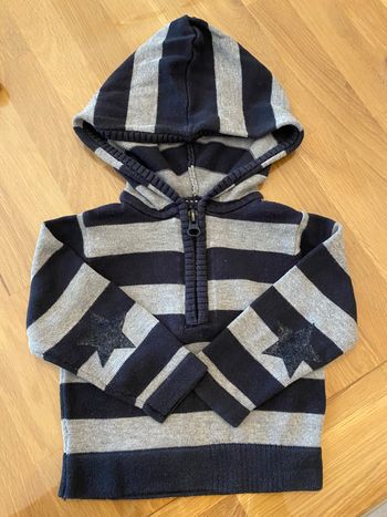 Pull à capuche ~ 3 mois