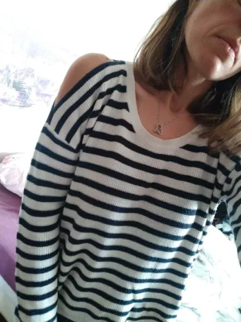 Pull rayé épaules dénudées