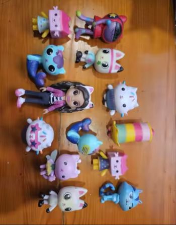Lot 13 figurines gabby chat