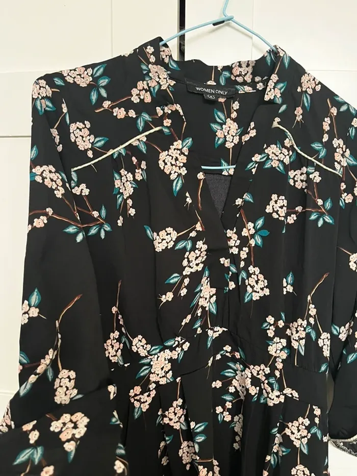 Robe noire à fleur - photo numéro 2
