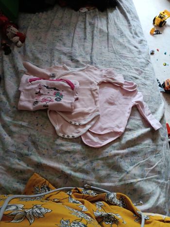 Bodys 1 mois et 3miis celui avec dessin