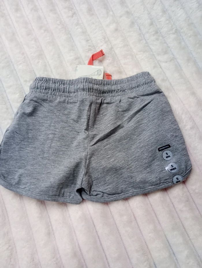 Short gris Neuf 5 ans - photo numéro 2