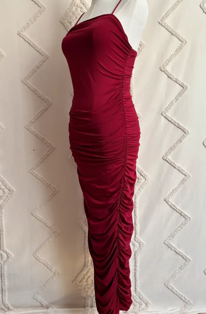 Robe longue moulante bordeaux froncée – bretelles fines – style Y2K sexy glamour - photo numéro 2