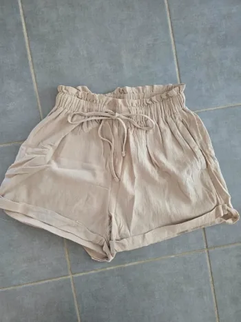 Short beige taille haute