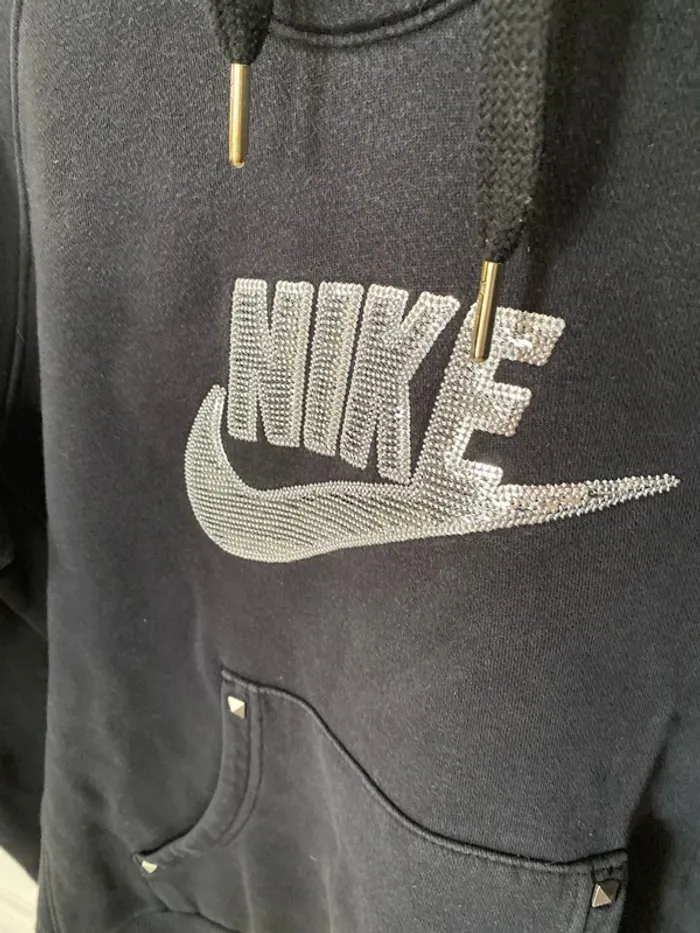 Sweat à capuche Nike femme noir – Logo sequins argentés – Taille S – Style unique ! - photo numéro 2
