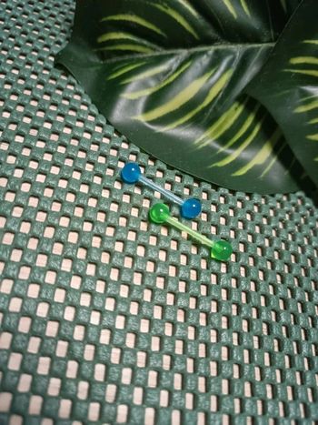 🔸Lots de 2 piercings langue avec barre en plastique chirurgical, Neuf.🔸