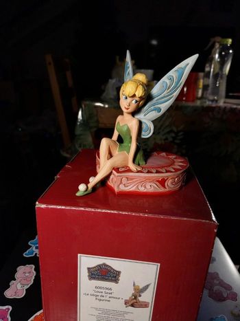 Figurine Disney traditions de Jim Shore fée clochette sur un coeur