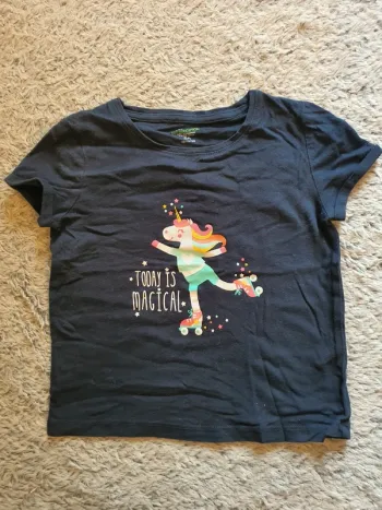 Tee-shirt licorne taille 5 ans.