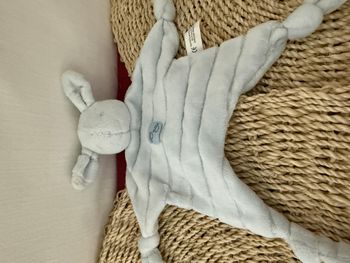 Peluche doudou lapin plat CARREFOUR bleu empreintes 4 nœuds
