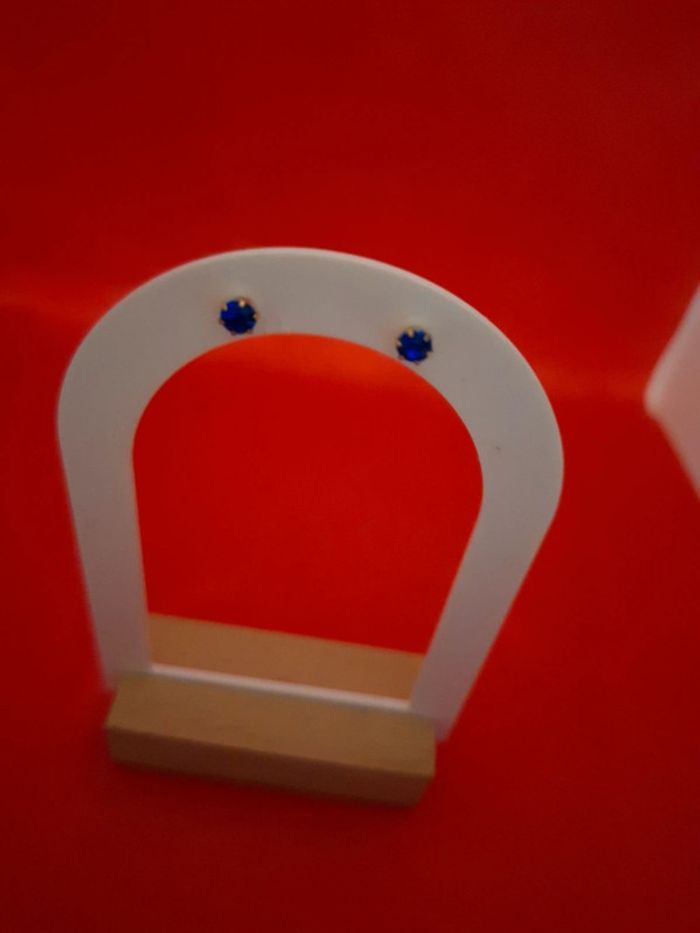 Mini puces d oreilles neuves avec etiquette acier inoxydable mixte pierres bleues marine.