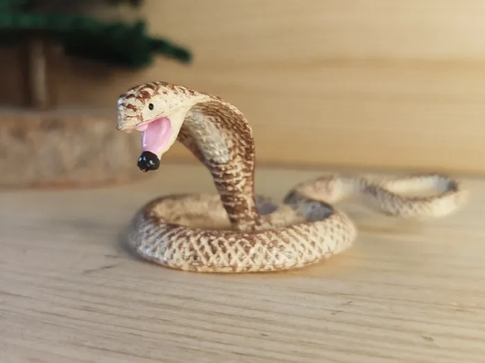Figurine Serpent cobra beige Animal du désert - photo numéro 3