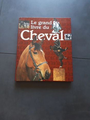 Très beau livre le grand livre des chevaux