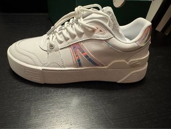 Chaussures Lacoste L002 Evo Holographic blanc rose bleu femme