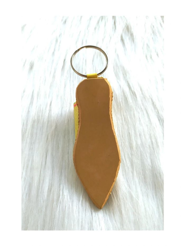 Porte-clé babouche cuir Le Souk Parc Astérix très bon état oriental souvenir - photo numéro 2