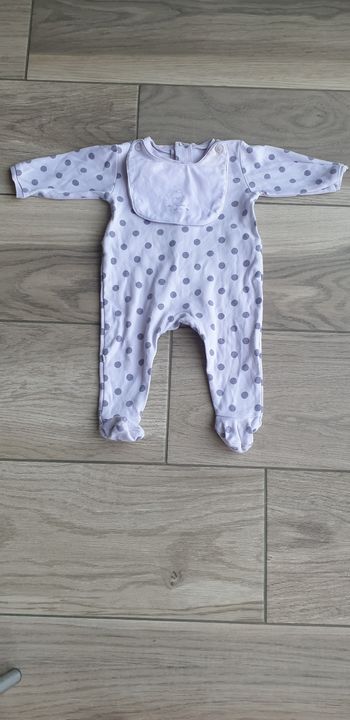 Pyjama avec bavoir intégré