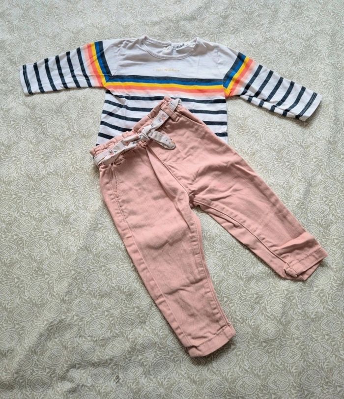 Ensemble haut rayé et pantalon chino