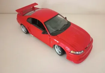 Miniature Ford mustang SVT Cobra 2000 1/18