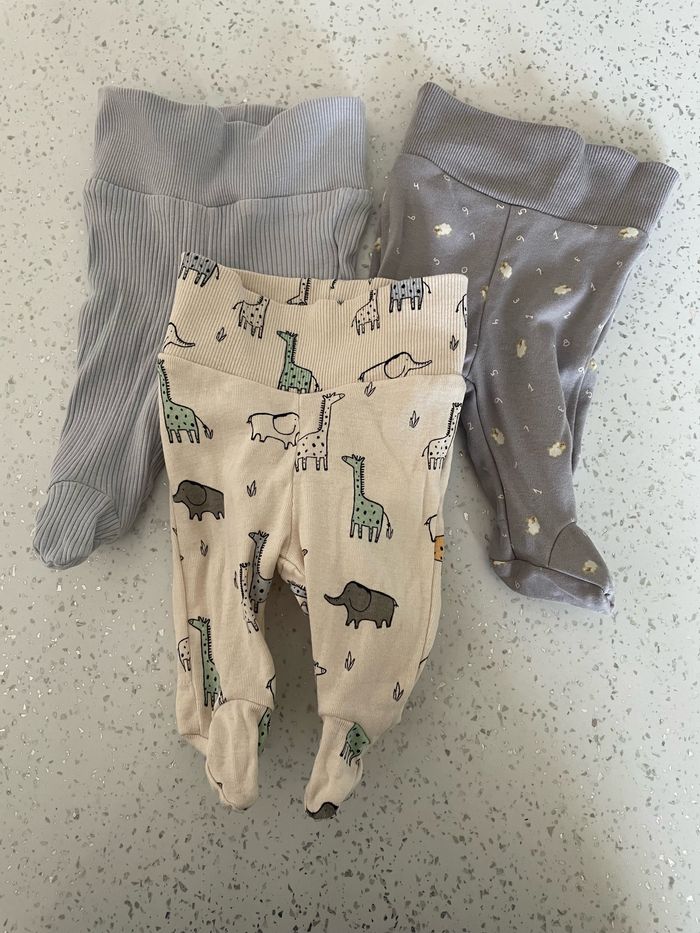 Lot de pantalon avec pieds Kiabi. Naissance