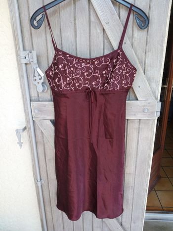 nuisette bordeaux avec broderies taille 38
