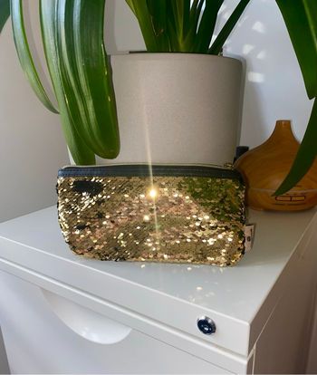 Trousse à sequin doré
