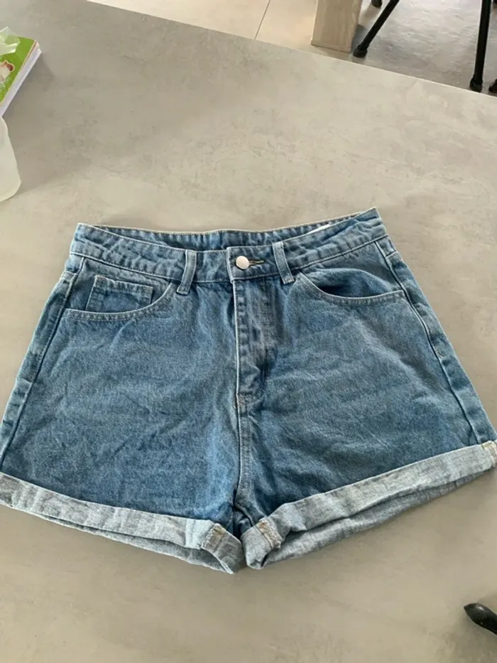 Short en jean taille 38 avec visage sur la poche - photo numéro 2