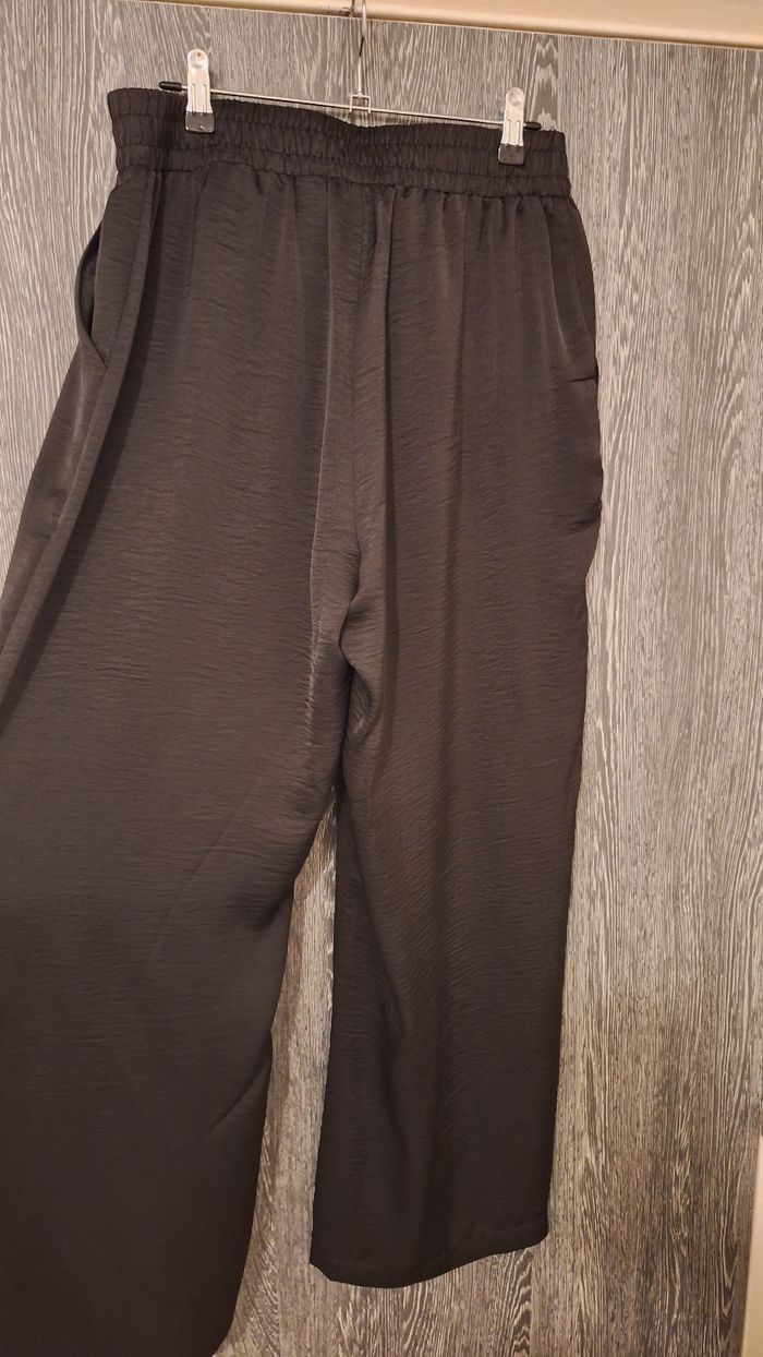 Pantalon crêpe fluide à ceinture élastiquée et nœud noir - photo numéro 2