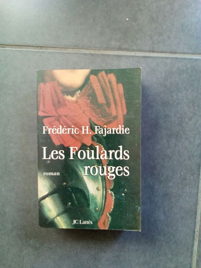 Les foulards rouges - photo numéro 1