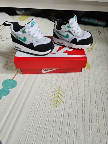 Basket nike taille 19.5 jamais portées trop petites