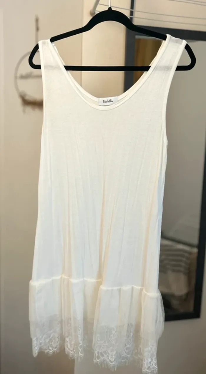 Sous robe ou tunique blanche à dentelle