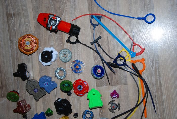 Lot Beyblade Burst + Lanceurs + Accessoires (Takara Tomy & Hasbro) - photo numéro 3