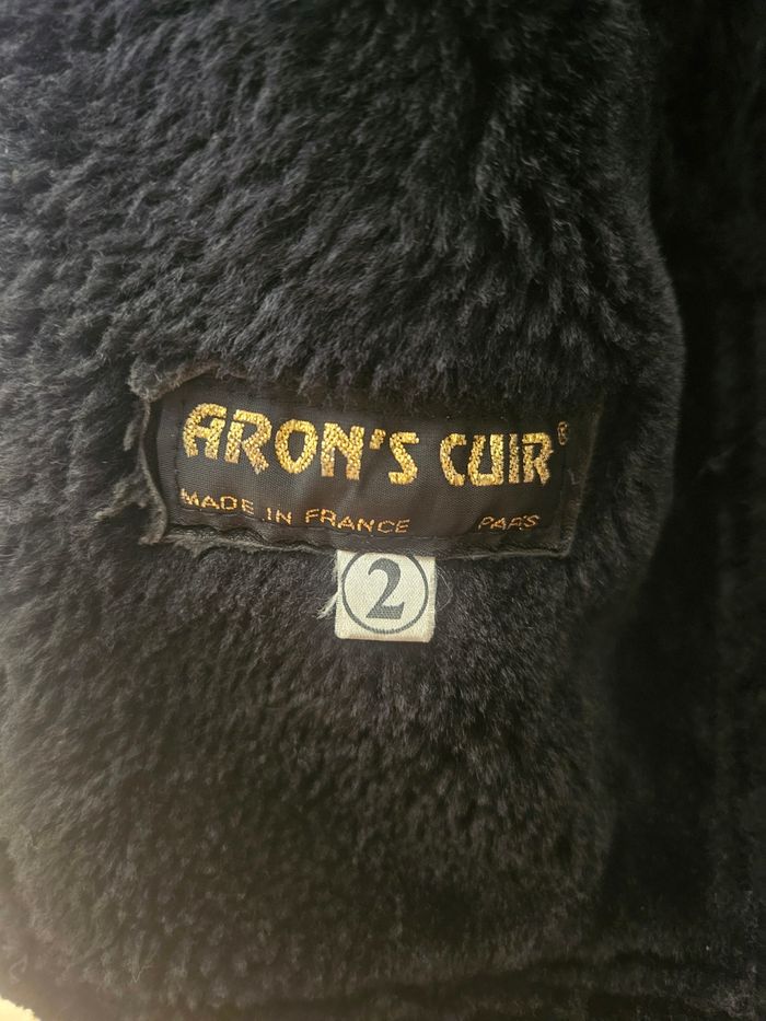 Manteau noir en cuir avec fausse fourrure de chez Aron's Cuir - photo numéro 7