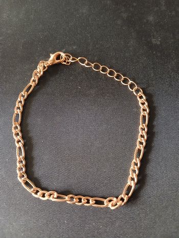 Bracelet doré avec mailles figaro 