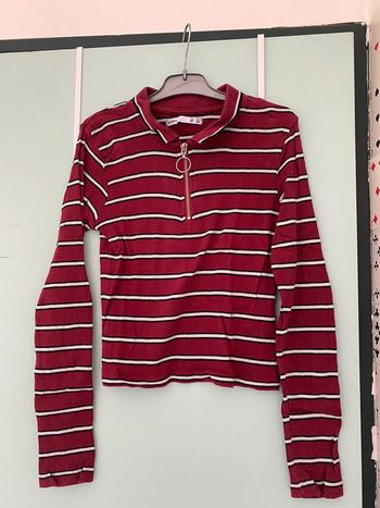 haut à rayure rouge