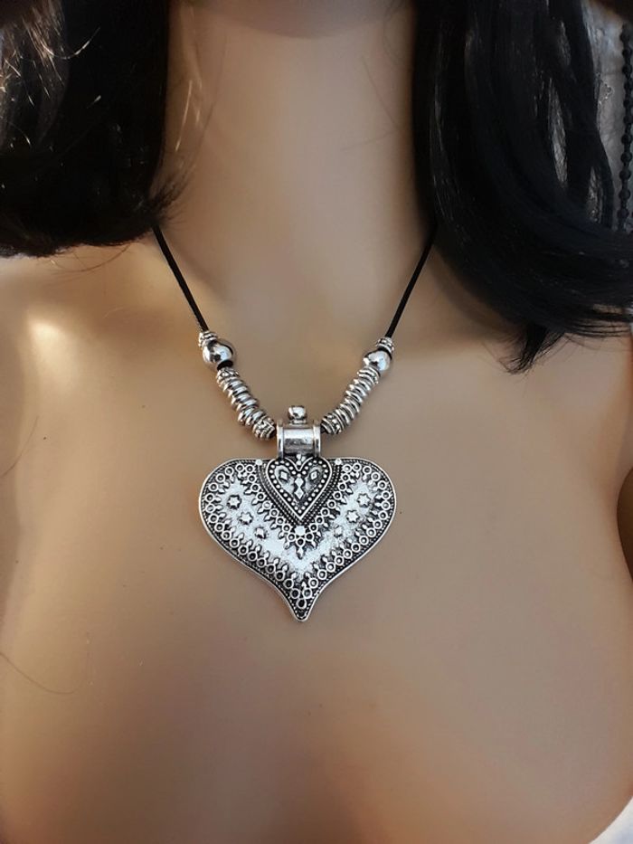 Collier Bohème, coeur et perles argentées avec cordon noir