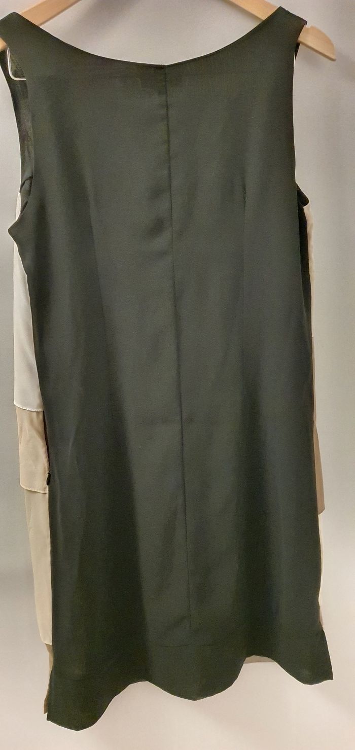 Robe mi-longue sans manches voile à pans - photo numéro 2