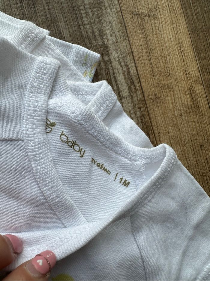 - 8 bodys MC toutes marques - 1 mois - Très bon état - photo numéro 2