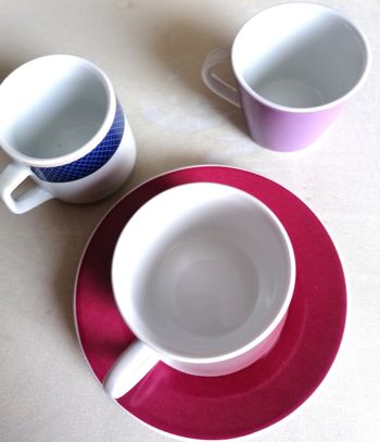 Lot de 3 tasses café et une soucoupe marques différentes. Neuve.
Porcelaine 