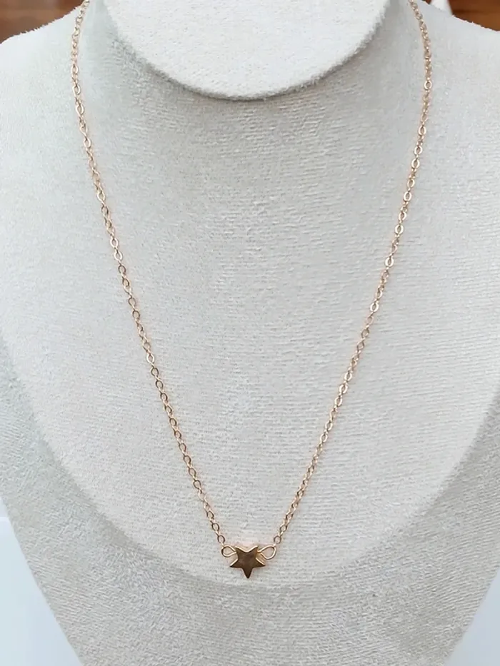 Collier doré étoile minimaliste – bijou tendance femme - photo numéro 3