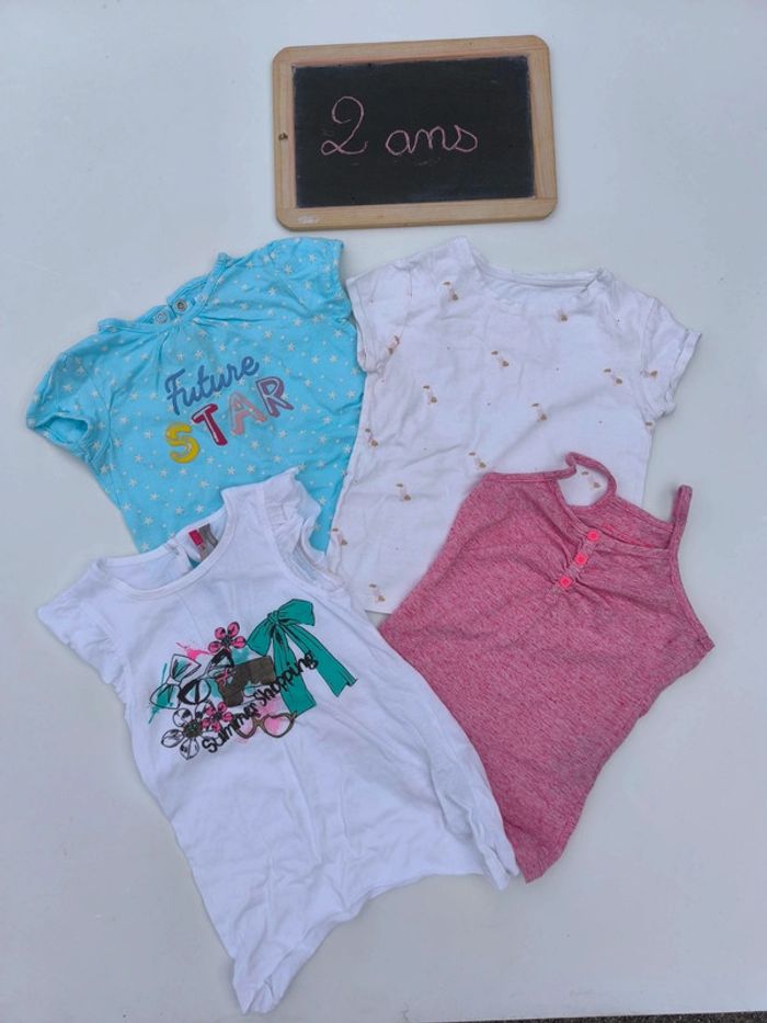 Lot de 4 t-shirts taille 2 ans en très bon état