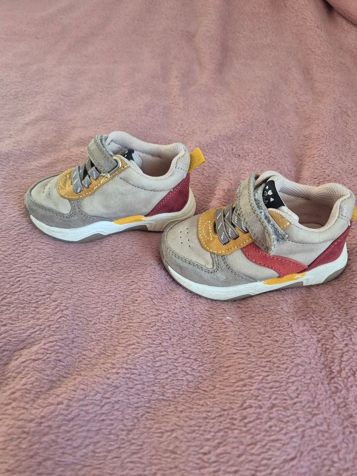 Paire de baskets taille 20. - photo numéro 4