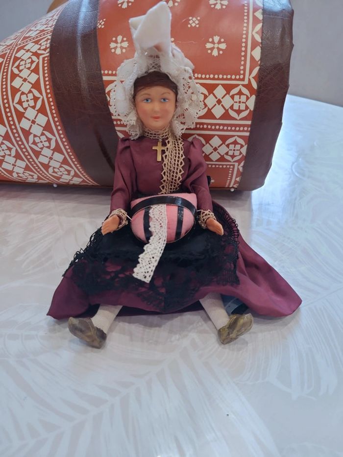 Dentellière Auvergnate avec son carreau