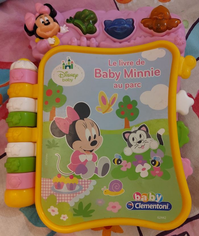 Livre de baby minnie au parc