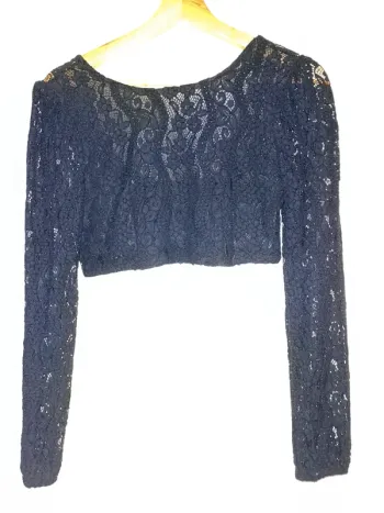 Blouse courte en dentelle