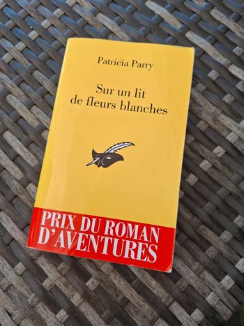 Livre Patricia parry sur un lit de fleurs blanches