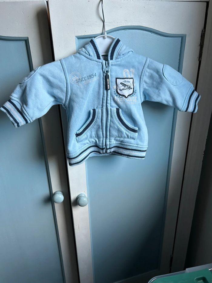 Gilet zippé bleu molletonné , mini gang 3 mois