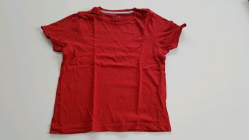 T-shirt  très bon  état 8 ans