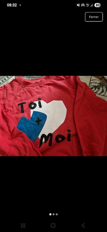 Pull rouge – motif “toi plus moi” avec cœurs
Marque : Kiabi