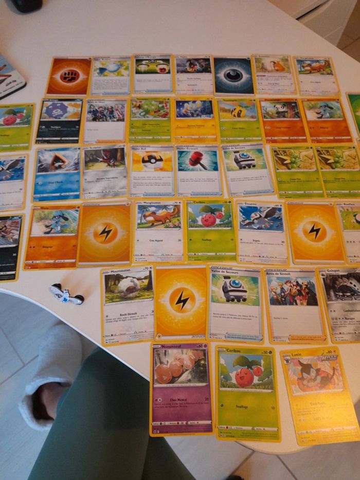 Lot de cartes pokemon plus un pins - photo numéro 3