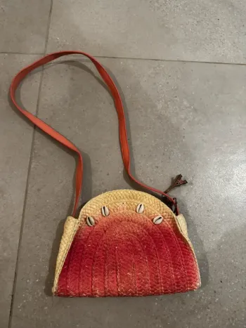 Sac à bandoulière rose kiabi, quelques défauts à l'extérieur et tâché à l'intérieur, 24x17cm