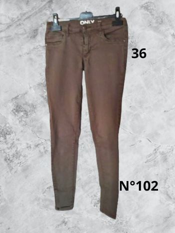 N°102 Jean kaki T36. Only. Taille basse, coupe slim.